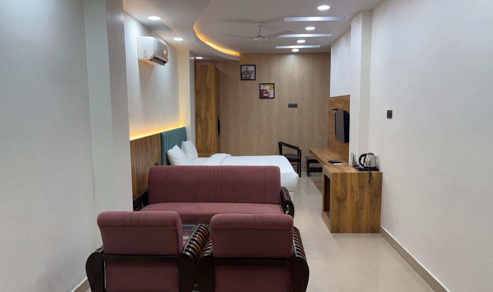 Suite Room Hotel Flora Haridwar - room and sofa seating