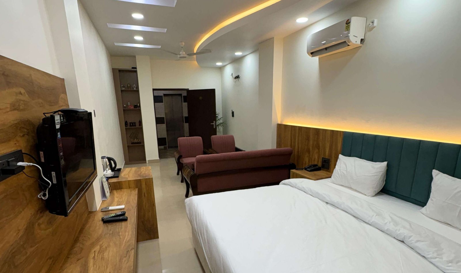 Suite Room Hotel Flora Haridwar - full room overview